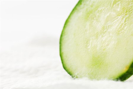 simsearch:633-02345819,k - Cucumber slice, close-up Foto de stock - Sin royalties Premium, Código: 633-02066061