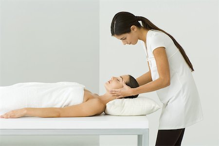 simsearch:633-02128630,k - Woman receiving a head massage, side view Foto de stock - Sin royalties Premium, Código: 633-02066087