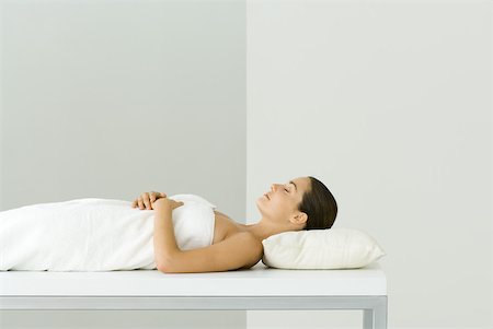 simsearch:633-02128680,k - Woman lying on massage table, eyes closed Stock Photo - Premium Royalty-Free, Code: 633-02066088