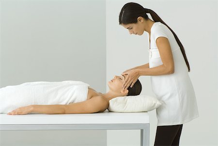 simsearch:633-02128630,k - Woman receiving a head massage, side view Foto de stock - Sin royalties Premium, Código: 633-02128610