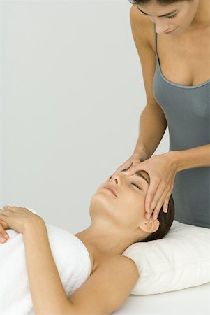 simsearch:633-02128598,k - Woman receiving head massage Fotografie stock - Premium Royalty-Free, Codice: 633-02128624
