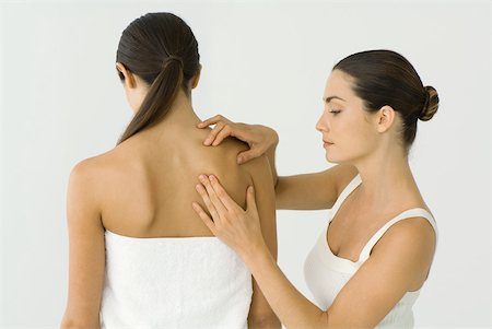simsearch:633-02128598,k - Massage therapist giving woman shoulder massage Fotografie stock - Premium Royalty-Free, Codice: 633-02128621