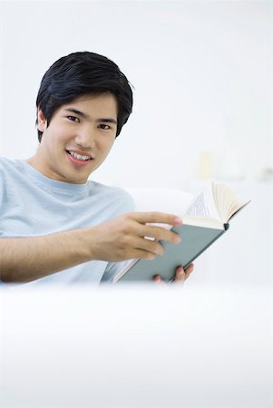 simsearch:633-02066083,k - Man smiling at camera, holding book Stock Photo - Premium Royalty-Free, Code: 633-02128653