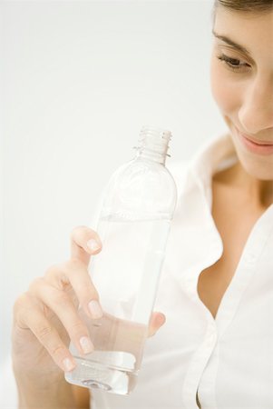 simsearch:633-02345833,k - Femme tenant la bouteille d'eau, recadrée vue Photographie de stock - Premium Libres de Droits, Code: 633-02128836