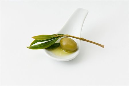 Green olive in spoon, leaf garnish Foto de stock - Sin royalties Premium, Código: 633-02231669