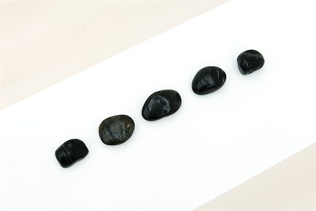 simsearch:859-03982407,k - Five stones in a row, high angle view Foto de stock - Sin royalties Premium, Código: 633-02231776