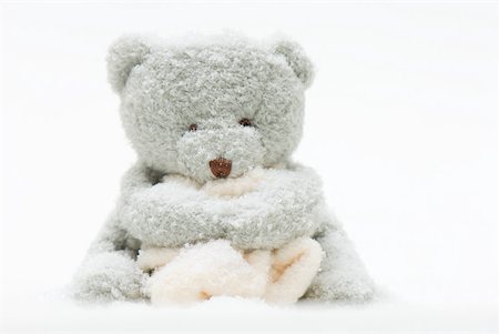 simsearch:600-06773114,k - Teddy bear holding blanket, covered in imitation snow Stock Photo - Premium Royalty-Free, Code: 633-02231803