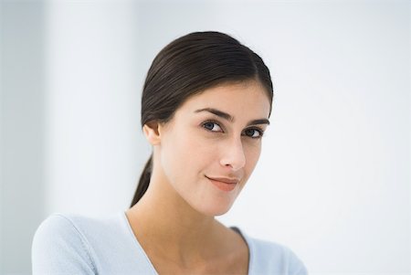 simsearch:633-02066083,k - Woman smiling at camera, portrait Stock Photo - Premium Royalty-Free, Code: 633-02231847