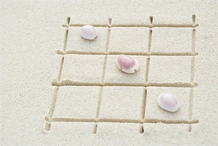 simsearch:633-02345764,k - Seashells arranged on grid drawn in sand, close-up Stock Photo - Premium Royalty-Free, Code: 633-02345762