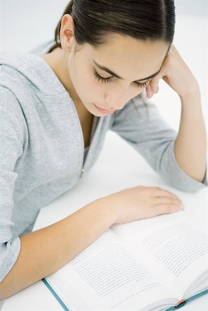 simsearch:695-03377120,k - Teen girl reading book, leaning on elbow, high angle view Foto de stock - Royalty Free Premium, Número: 633-02345801