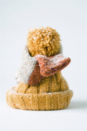 Scarf wrapped around knit hat, snow-covered Foto de stock - Sin royalties Premium, Código: 633-02345829