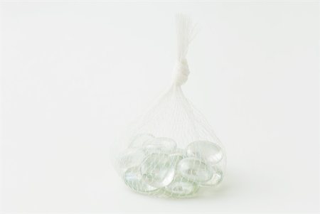 Cailloux de verre dans un sac en filet Photographie de stock - Premium Libres de Droits, Code: 633-02345838