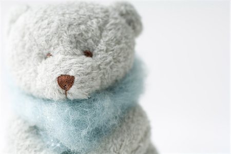 pastell - Teddybär trägt Schal, close-up Stockbilder - Premium RF Lizenzfrei, Bildnummer: 633-02345830