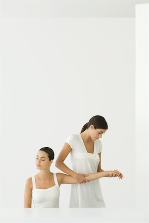 simsearch:695-05770250,k - Massage de bras récepteur femme Photographie de stock - Premium Libres de Droits, Code: 633-02345929