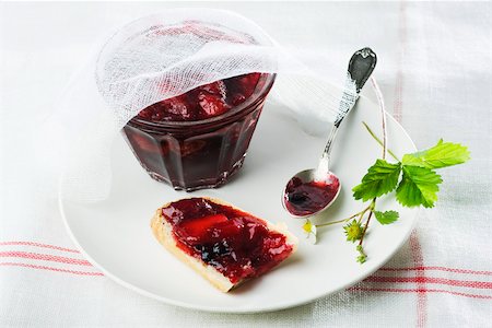 Toast covered with jam and strawberry flowers on plate Stock Photo - Premium Royalty-Free, Code: 633-02417337