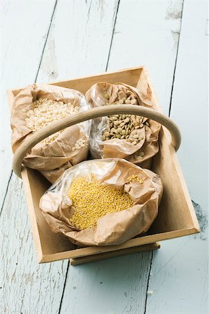 Bags of lentils, millet and short grain white rice in wooden basket Foto de stock - Sin royalties Premium, Código: 633-02417346