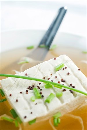 simsearch:632-05991965,k - Bloc de tofu dans une soupe miso, gros plan Photographie de stock - Premium Libres de Droits, Code: 633-02417340