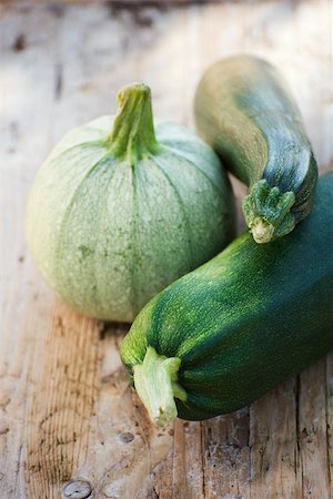 simsearch:633-01574243,k - Courgettes et la courge sur fond en bois Photographie de stock - Premium Libres de Droits, Code: 633-02417341