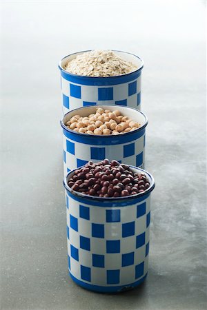 Beans, chickpeas and oats in canisters Foto de stock - Royalty Free Premium, Número: 633-02417362