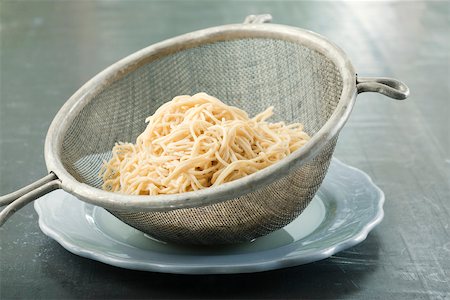 Spaghetti in Metall Sieb ruhen auf Platte Stockbilder - Premium RF Lizenzfrei, Bildnummer: 633-02417370