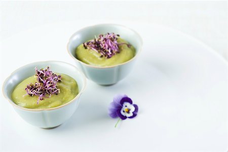 püree - Split pea puree and radish sprouts in small bowls Foto de stock - Sin royalties Premium, Código: 633-02417371