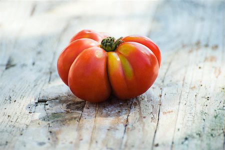 Heirloom tomato on wooden background Foto de stock - Sin royalties Premium, Código: 633-02417406