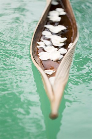 Pétales de fleurs sur des feuilles de palmier, flottant sur l'eau Photographie de stock - Premium Libres de Droits, Code: 633-02417735