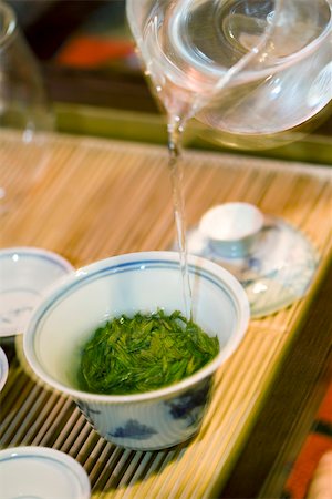 Eau chaude, arrosé de théière en verre de feuilles de thé dans la tasse de gaiwan Photographie de stock - Premium Libres de Droits, Code: 633-02417796