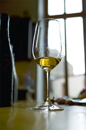 simsearch:633-02417840,k - Gestreift Glas Weißwein Stockbilder - Premium RF Lizenzfrei, Bildnummer: 633-02417809