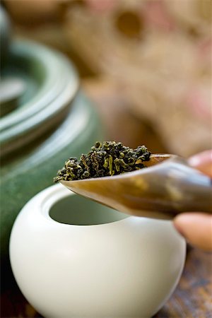 Tea scoop pouring loose tea leaves into teapot Stock Photo - Premium Royalty-Free, Code: 633-02417828