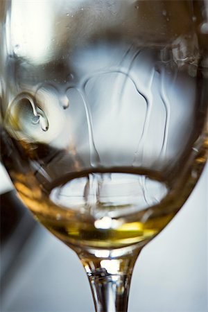 simsearch:633-02417840,k - Weißer Wein tropft nach unten innerhalb Weinglas, extreme Nahaufnahme Stockbilder - Premium RF Lizenzfrei, Bildnummer: 633-02417832