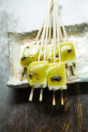 Grilled tofu on wooden skewers topped with miso and sansho Foto de stock - Sin royalties Premium, Código: 633-02417849