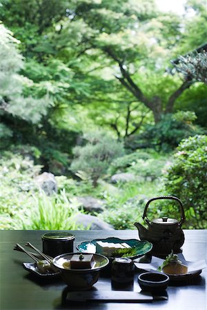 simsearch:633-02645326,k - Repas japonais traditionnel sur la table à l'extérieur Photographie de stock - Premium Libres de Droits, Code: 633-02417858