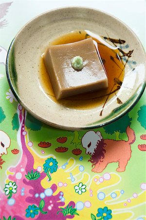 Goma dofu (tofu de sol sésame pâte et kudzu en poudre), servi avec sauce de soja et wasabi Photographie de stock - Premium Libres de Droits, Code: 633-02417874