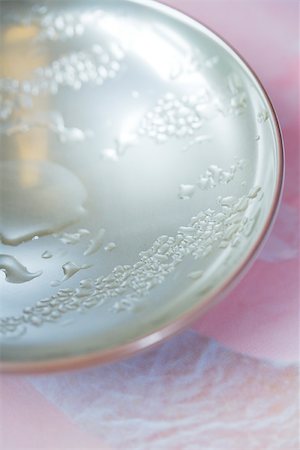 simsearch:614-01561575,k - Condensation on metal saucer, close-up Stock Photo - Premium Royalty-Free, Code: 633-02417897