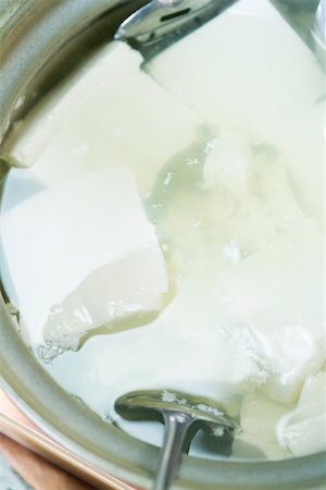 simsearch:659-08904500,k - Tofu soaking in water, close-up Fotografie stock - Premium Royalty-Free, Codice: 633-02417899