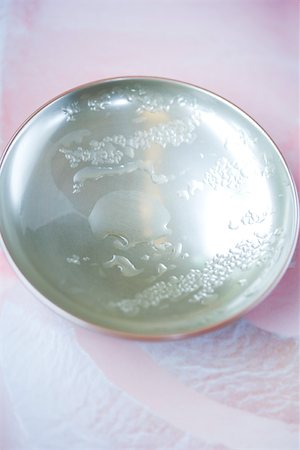 simsearch:614-01561575,k - Condensation droplets on metal saucer Stock Photo - Premium Royalty-Free, Code: 633-02417893
