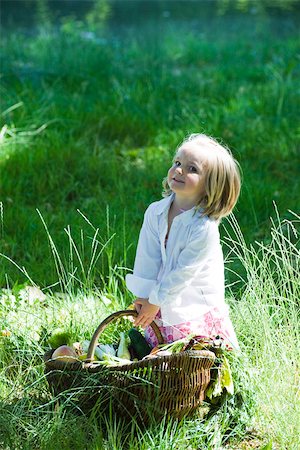 simsearch:633-02417965,k - Little girl holding large basket full of fresh produce Fotografie stock - Premium Royalty-Free, Codice: 633-02417968