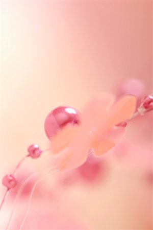 simsearch:633-02418106,k - Pink decorative garland, extreme close-up Fotografie stock - Premium Royalty-Free, Codice: 633-02418067