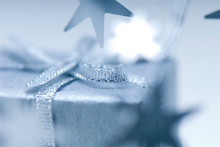 simsearch:614-03080346,k - Christmas gift and star shaped ornaments, selective focus Foto de stock - Sin royalties Premium, Código: 633-02418089