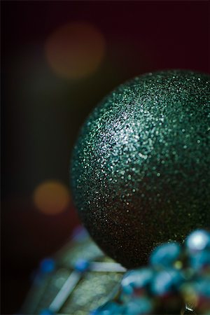 polystyrène - Dark green Christmas ornament, close-up Foto de stock - Sin royalties Premium, Código: 633-02418080