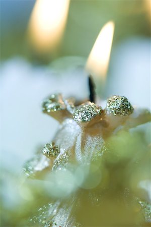simsearch:633-02418074,k - Decorative Christmas candle, lit, close-up Foto de stock - Sin royalties Premium, Código: 633-02418082
