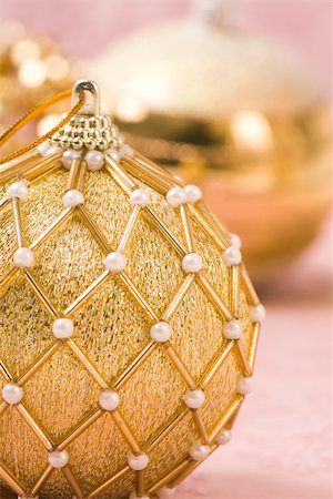 simsearch:600-01124634,k - Ornate golden Christmas ornament, close-up Foto de stock - Sin royalties Premium, Código: 633-02418094