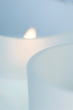 simsearch:633-01714578,k - Lit candles in frosted glass candle holders, extreme close-up Foto de stock - Sin royalties Premium, Código: 633-02418109