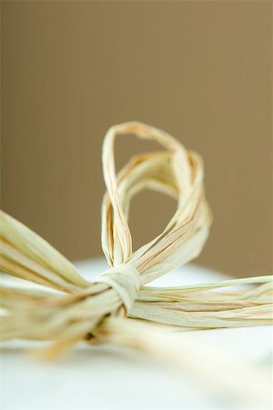 simsearch:632-02345024,k - Raffia bow, close-up Fotografie stock - Premium Royalty-Free, Codice: 633-02418110