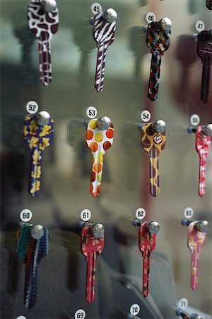 Rows of painted sample keys hanging on locksmith's rack Foto de stock - Sin royalties Premium, Código: 633-02645333