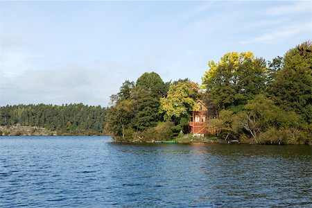 House on wooded lake shore Foto de stock - Sin royalties Premium, Código: 633-02645389