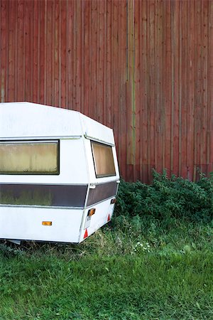 Abandoned camper in field, cropped Foto de stock - Sin royalties Premium, Código: 633-02645427