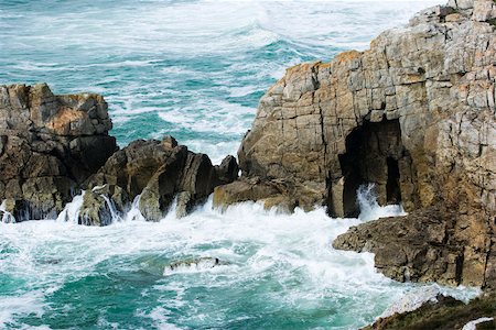 remoinho - Waves crashing on coastal cliffs, Brittany, France Foto de stock - Royalty Free Premium, Número: 633-02645508