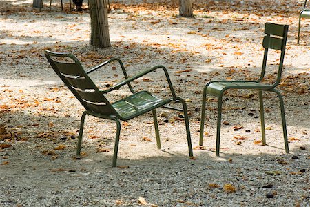 simsearch:633-02691266,k - France, Paris, chaises métalliques ensemble face à face dans le parc Photographie de stock - Premium Libres de Droits, Code: 633-02691220